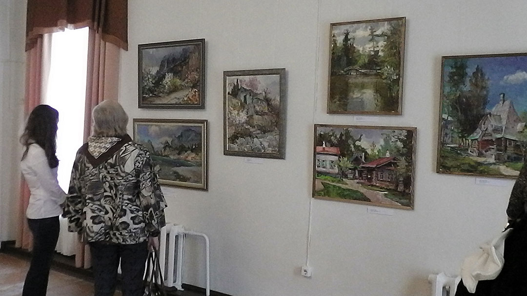Вернисаж крымских художников, участников пленэра в Абрамцево.