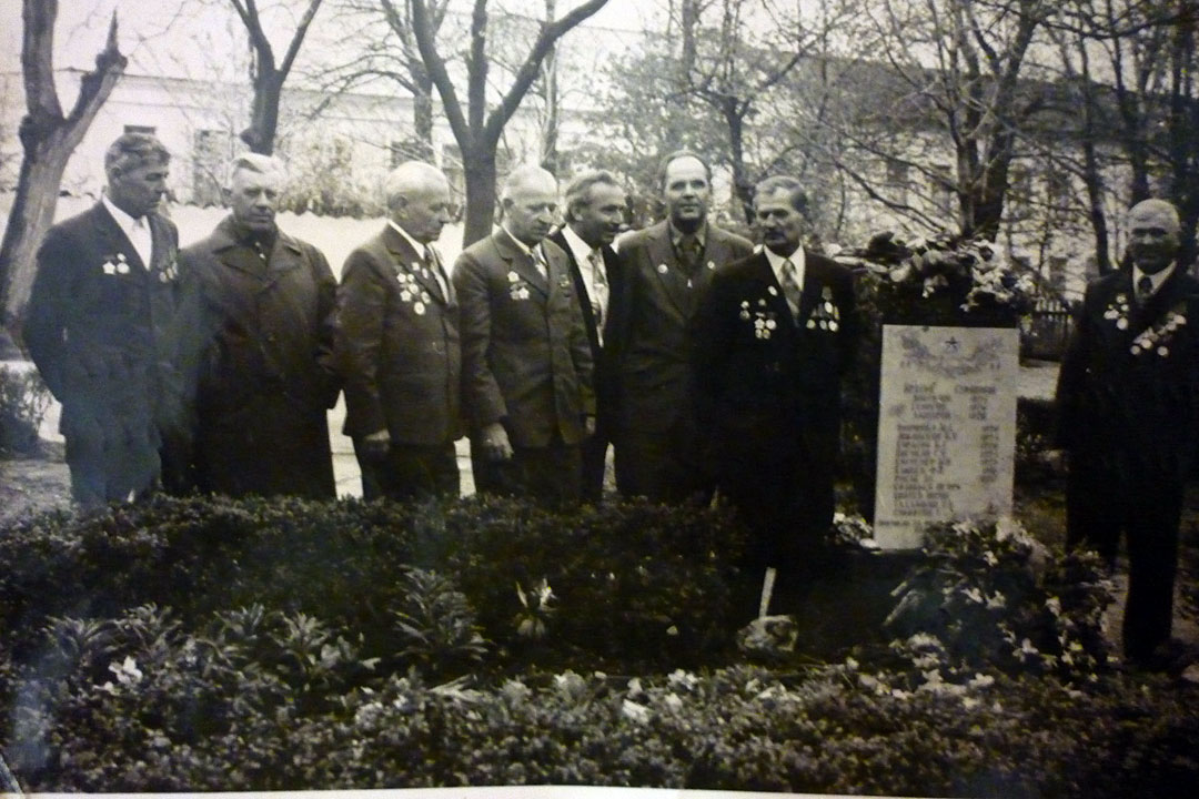 Бывшие подпольщики Восточного соединения на мемориальном кладбище погибших партизан в Старом Крыму, 1983 год (из фондовой коллекции ЛХМ).
