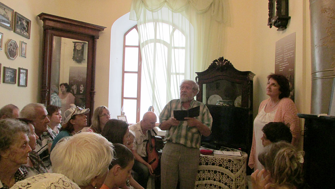 Феодосийский поэт, актёр Александр Альянаки читает свои стихи посвящённые Марине Цветаевой и России.