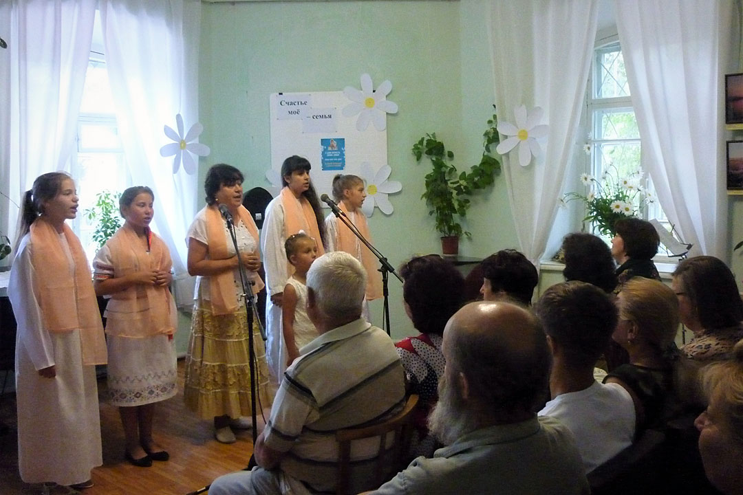 Гимн семьи исполняют участники ансамбля "Мелодия" (руководитель Елена Маркова) на празднике "Счастье моё-семья", посвящённом Дню семьи, любви и верности, в Литературно-художественном музее.