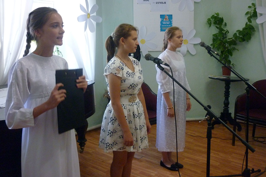 Выступление воскресной школы (руководитель Светлана Хаджипавлова) на празднике "Счастье моё-семья", посвящённом Дню семьи, любви и верности, в Литературно-художественном музее.