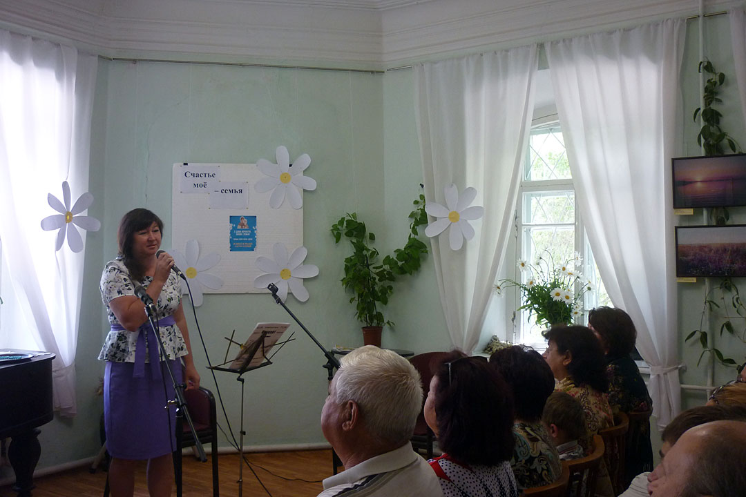 Ирина Ракова исполняет песню "Лебединая песня" на празднике "Счастье моё-семья", посвящённом Дню семьи, любви и верности, в Литературно-художественном музее.