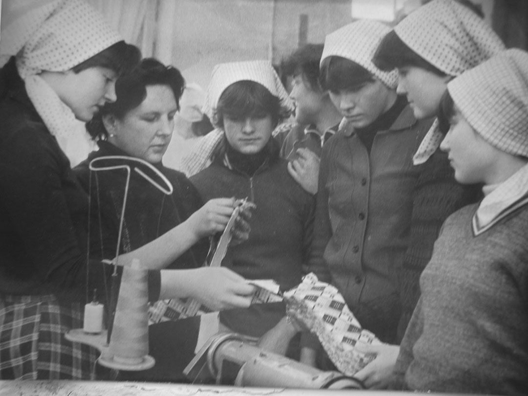 Учащиеся 10-х классов получают первые уроки швейного мастерства на старокрымской швейной фабрике,1985 год (из коллекции СНФР ЛХМ КП 3777/Ф 625).