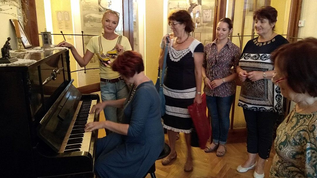 Звучит музыка на открытии выставки в исполнении гостей музея из города Севастополя.