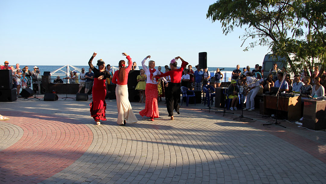 Танец "Севильяна" исполняет танцевальная группа сотрудников Дома Поэта.
