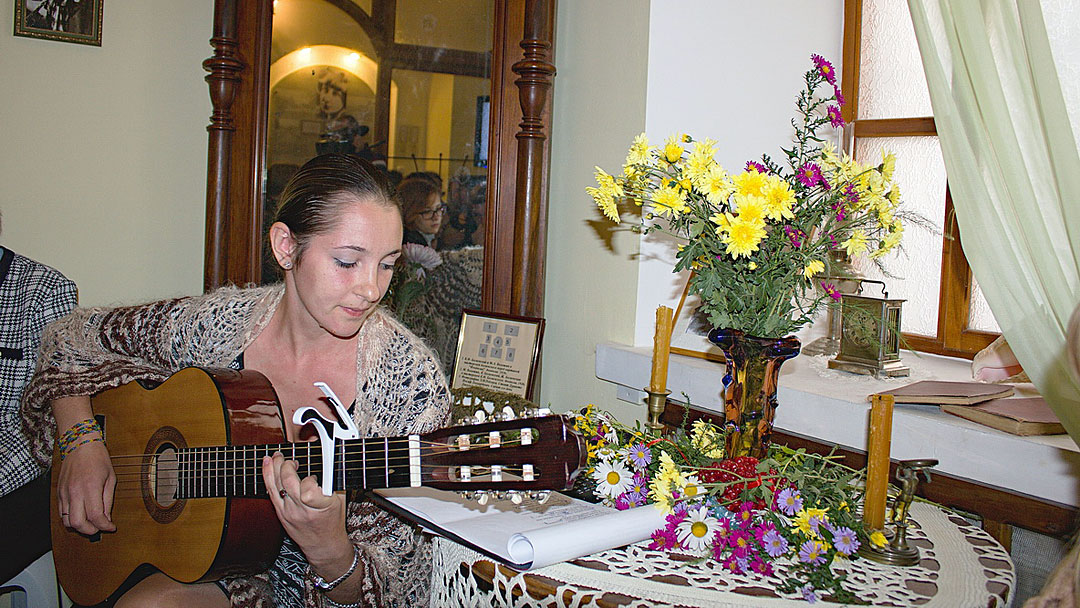 Научный сотрудник музея Цветаевых исполняет песню "Кто создан из камня…" на стихи Марины Цветаевой.