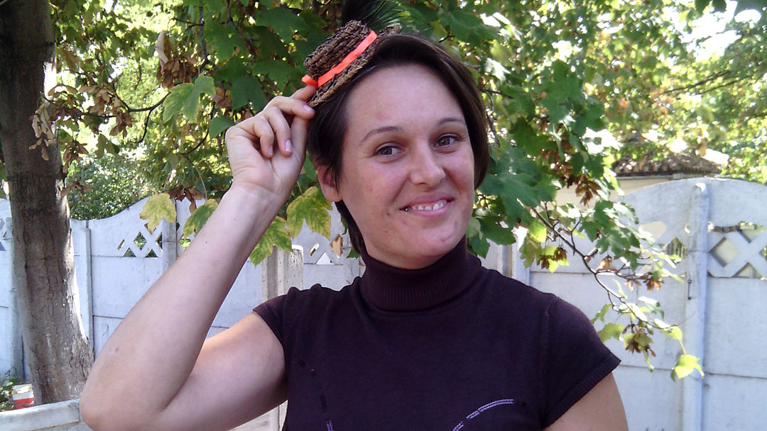 Ирина Ясенкова, руководитель творческого оъединения "Блистающий мир" с одной из работ, выполненной в технике плетения бумажным шнуром.