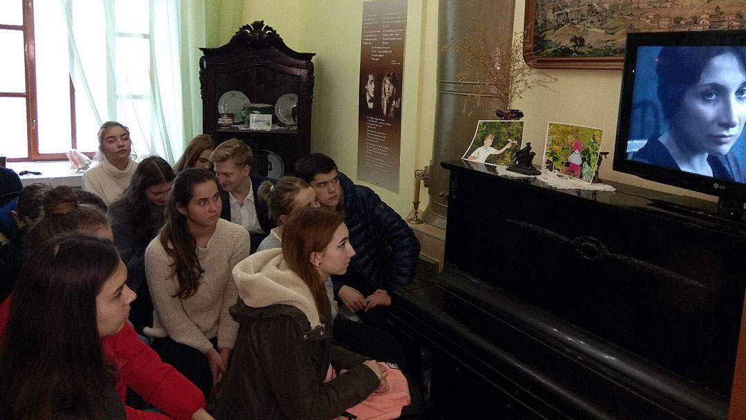 Ученики феодосийской школы № 1 смотрят клип группы "Сплин" на песню "Лиличка" (стихи В. В. Маяковского).