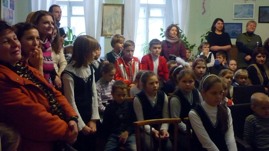 Гости на празднике, посвящённом Дню Святого Николая, в Литературно-художественном музее.