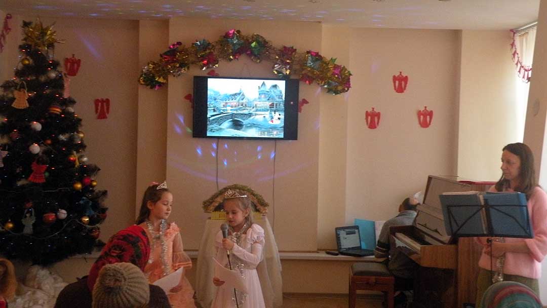 Юные воспитанники Воскресной школы Храма "Утоли моя печали" читают стихи.