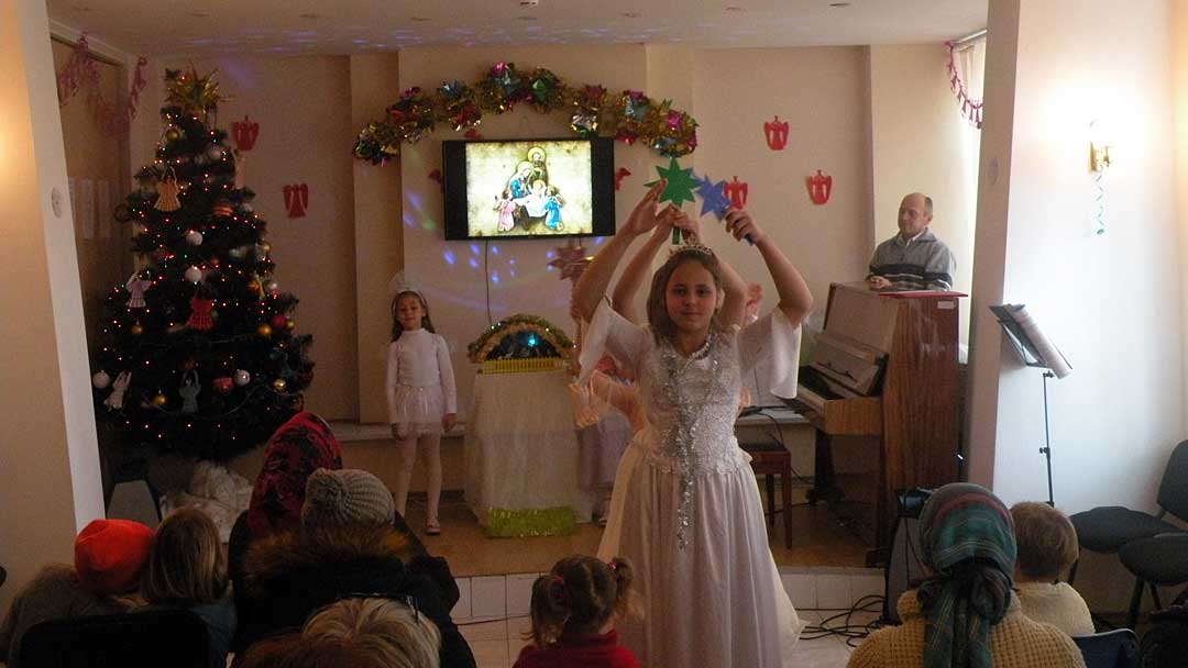 Танцевальная композиция в исполнении учеников воскресной школы.