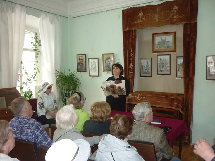 Оксана Кузнецова проводит лекцию «Женщина на русском троне».