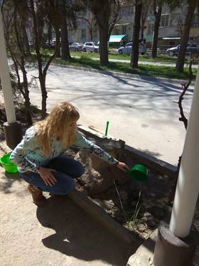 Сотрудники музея Цветаевых поливают цветы и деревья. 