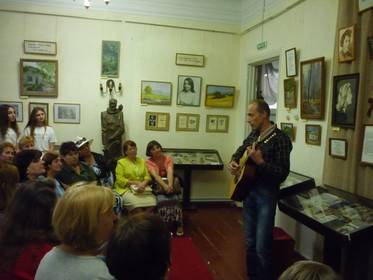 Музыкант Николай Новосёлов во время акции «Ночь музеев»