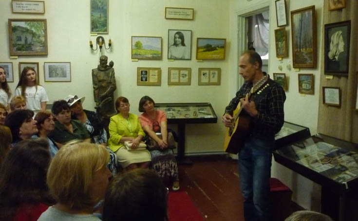 Музыкант Николай Новосёлов во время акции «Ночь музеев»