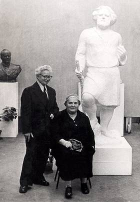 А.А. Арендт и А.И. Григорьев на личной выставке. Фото. 1977г.