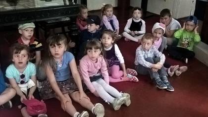 Ребята слушают сказку в Литературно-художественном музее города Старый Крым на образовательной программе «Мы входим в мир прекрасного»
