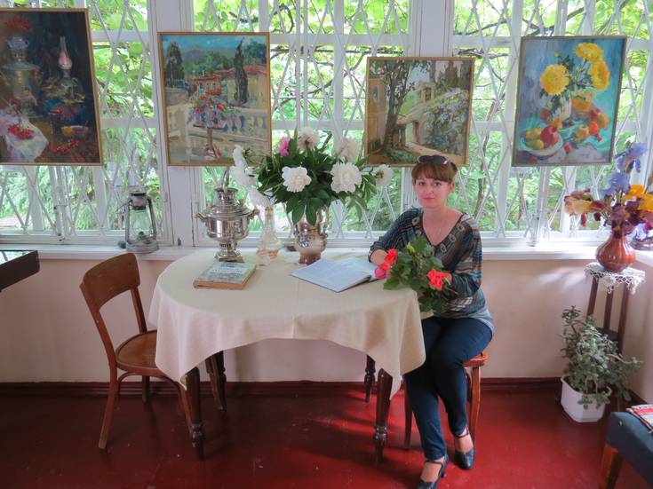 Виктория Коркишко на фоне своих картин в Доме-музее К. Г. Паустовского. 22.05.2018 г. 