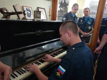 Один из военнослужащих у фортепиано в музее