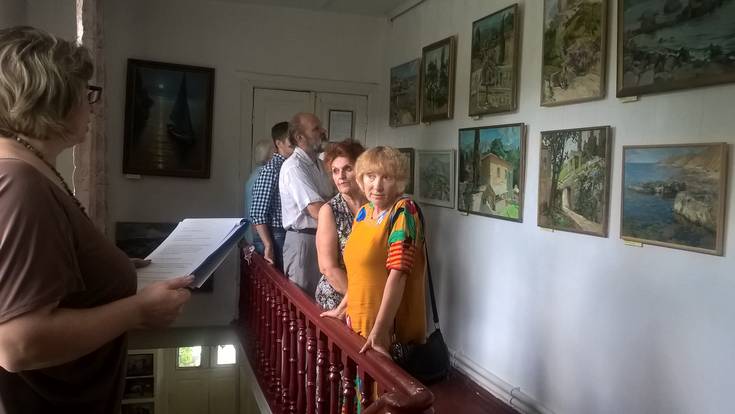Присутствующие на выставке «Летняя палитра» в Литературно-художественном музее города Старый Крым.