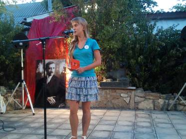 Молодая поэтесса Ольга Анохина (Симферополь) прочла стихи о судьбе Ассоль