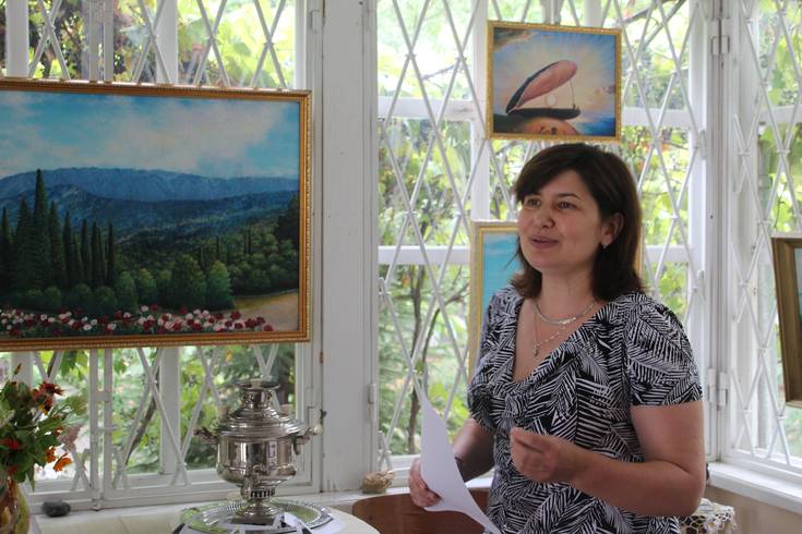 Открывает выставку заведующая Домом-музеем К. Г. Паустовского Ирина Котюк.