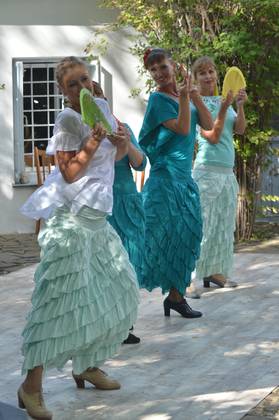 Испанский танец в исполнении сотрудников Дома-музея М.А.Волошина под руководством актрисы Наталии Жоголевой (первая слева)