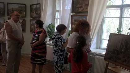 Зрители на открытии персональной выставки «Мой Крым» в Литературно-художественном музее города Старый Крым