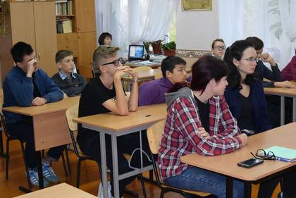 Учащиеся слушают рассказ о жизни и творчестве Николая Гумилёва