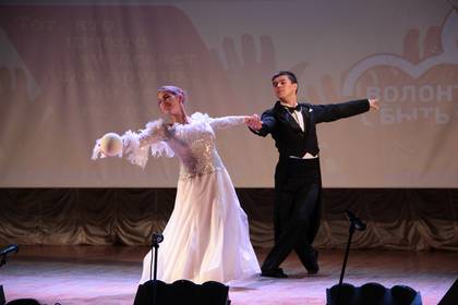 Танцуют Дарья Ничипорчук и Амет Асанов 