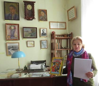 Ирина Сеттарова, заведующий сектором научно фондовй работы музея, с экспонатом выставки.