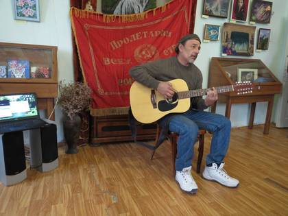 Солист вокально-инструментального ансамбля «Аспект» Андрей Джораев