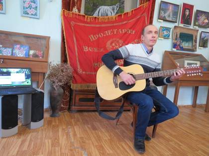 Солист вокально-инструментального ансамбля «Аспект» Николай Новосёлов 