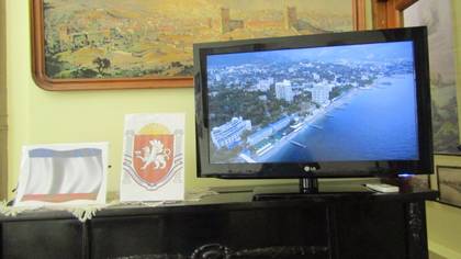 На мониторе телевизора  один из уголков Крыма