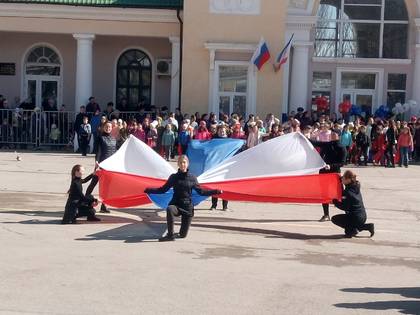 В Феодосии прошел флешмоб, посвященный 5-летию Крымской весны 