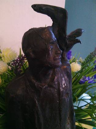 Скульптурный портрет Александра Грина с ястребом Гулем на плече работы Татьяны Гагариной в экспозиции музея