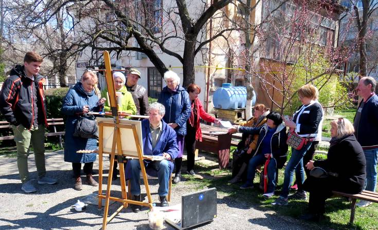 Во дворе Литературно-художественного музея города Старый Крым прошёл мастер-класс по написанию картины маслом «Весны чарующей дыхание»