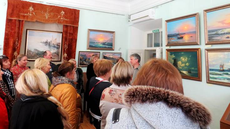 Художники знакомят посетителей с работами выставки живописи «Легкость крымского пленэра»