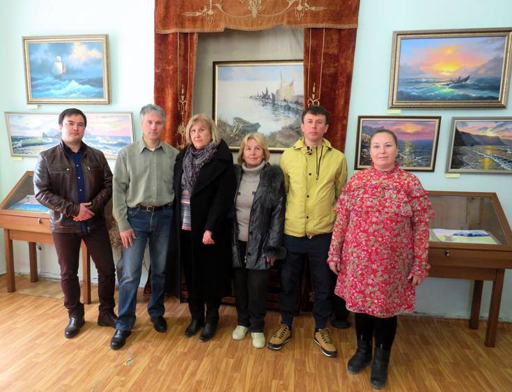 Художники знакомят посетителей с работами выставки живописи «Легкость крымского пленэра»