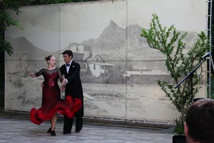Танцуют Амет Асанов и его ученицы Елизавета Чернёнок