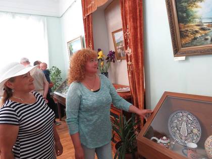 Восторженные посетители на выставке работ «Гончарный круг Солхата», посвященной античной и современной тематике в Литературно-художественном музее