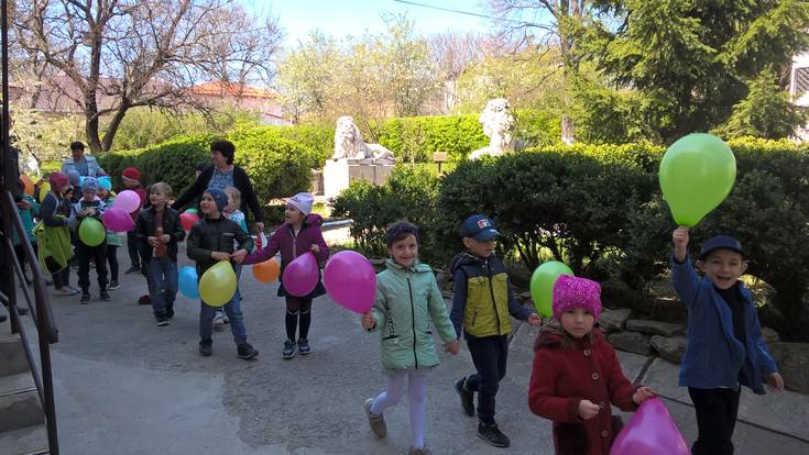Сотрудники музея подарили один из символов Первомая -  воздушные шары, с которыми  ребята   почувствовали  себя  участниками весенней демонстрации