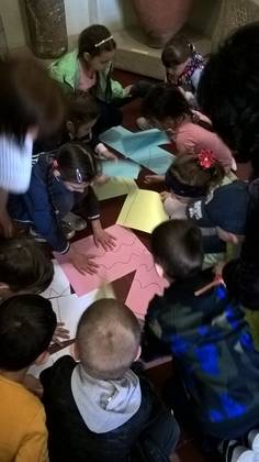Ребята старокрымского детского сада «Берёзка» принимают решение для выполнения задания на занятии  «Мир музея»