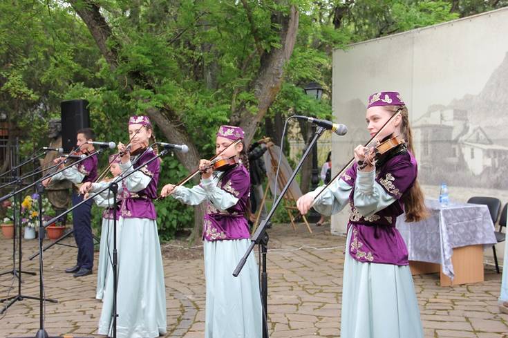 Праздничное мероприятие открылось выступлением ансамбля скрипачей «Крымские напевы» Коктебельской школы искусств (руководитель – Виктория Царенко).