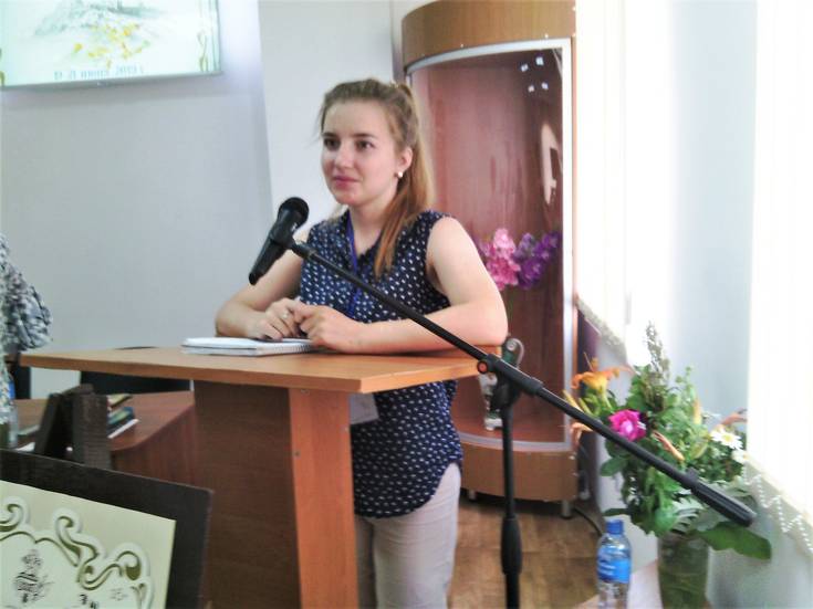 Научный сотрудник Дома-музея А.С. Грина Полина Кошарная выступает с докладом на конференции