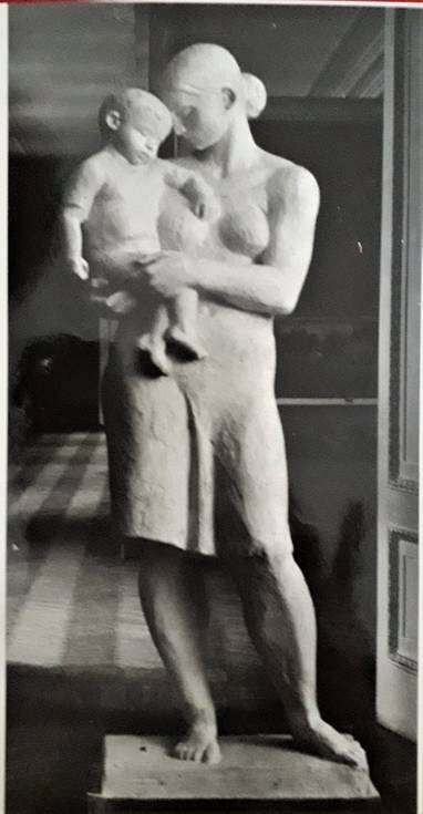 Фото работы «Материнство» 1980 г. Татьяны Гагариной на лекции в отделе «Литературно-художественный музей»