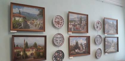 Художественные работы Нури Якубова и керамика Энвера Ганиева на выставке «Возвращение к истокам» в Литературно-художественном музее