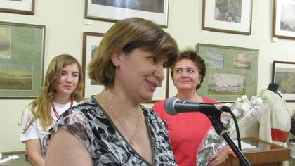 Заведующая Домом-музеем К.Г.Паустовского Ирин Котюк (на первом плане) поздравляет Цветаевцев с праздником