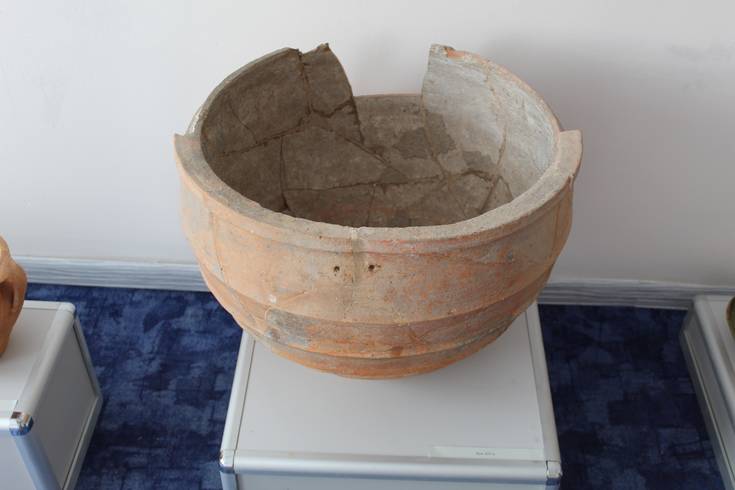 Керамическая чаша  из фондов Литературно-художественного музея  на  выставке  в старокрымском Музее истории и археологии