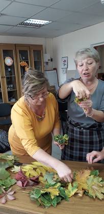 Научный сотрудник Литературно-художественного музея Марина Стамова для людей пожилого возраста провела мастер-класс по изготовлению букета роз из осенних листьев
